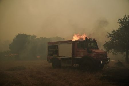 Βίλια – Πυροσβεστικό περνά μέσα από τις φλόγες στα Βίλια – Συγκλονιστικό βίντεο