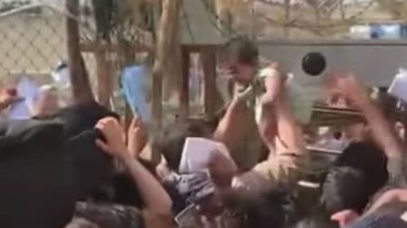 Αφγανιστάν – Βίντεο από το αεροδρόμιο της Καμπούλ ραγίζει καρδιές – Παρέδωσαν κοριτσάκι σε στρατιώτη για να το σώσουν