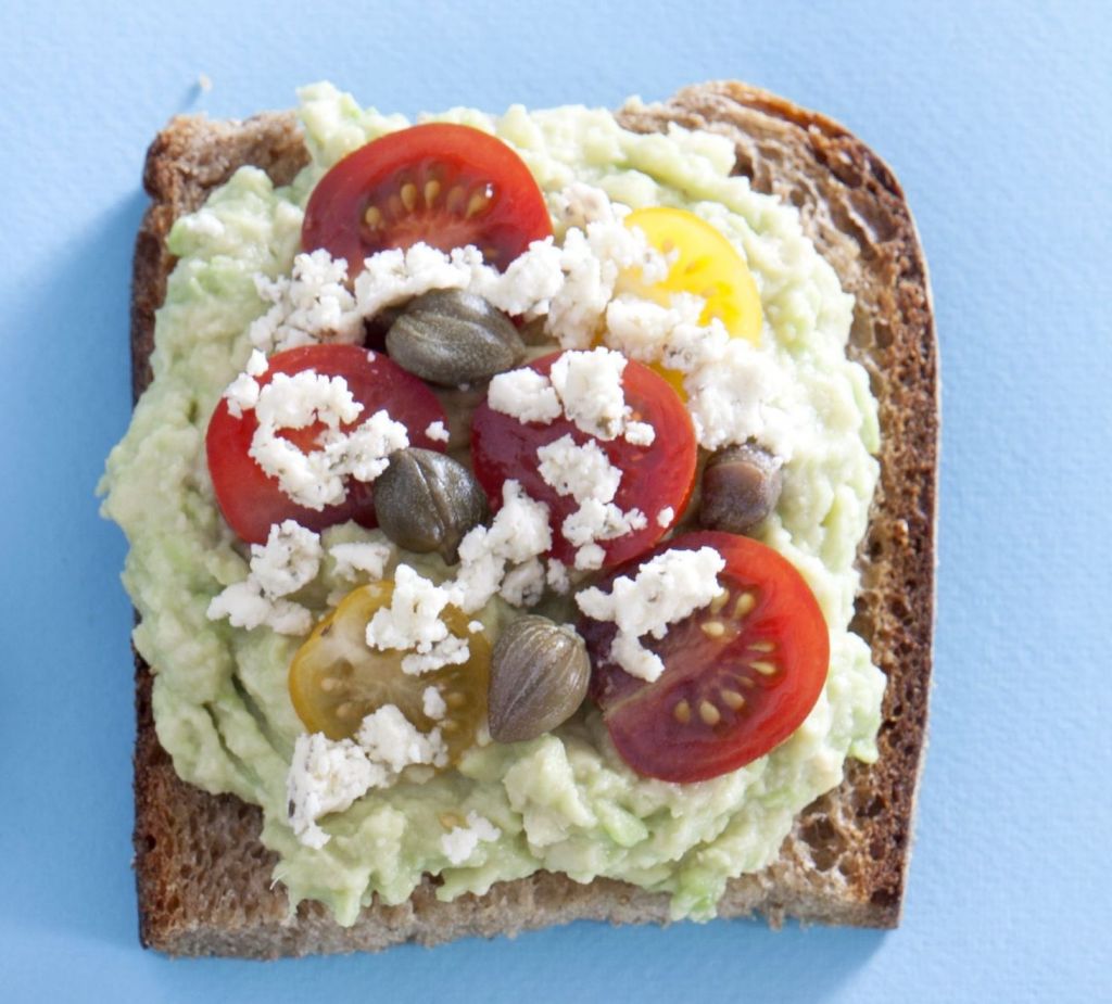 Τοστ με αβοκάντο και γροθοτυράκι Σύρου