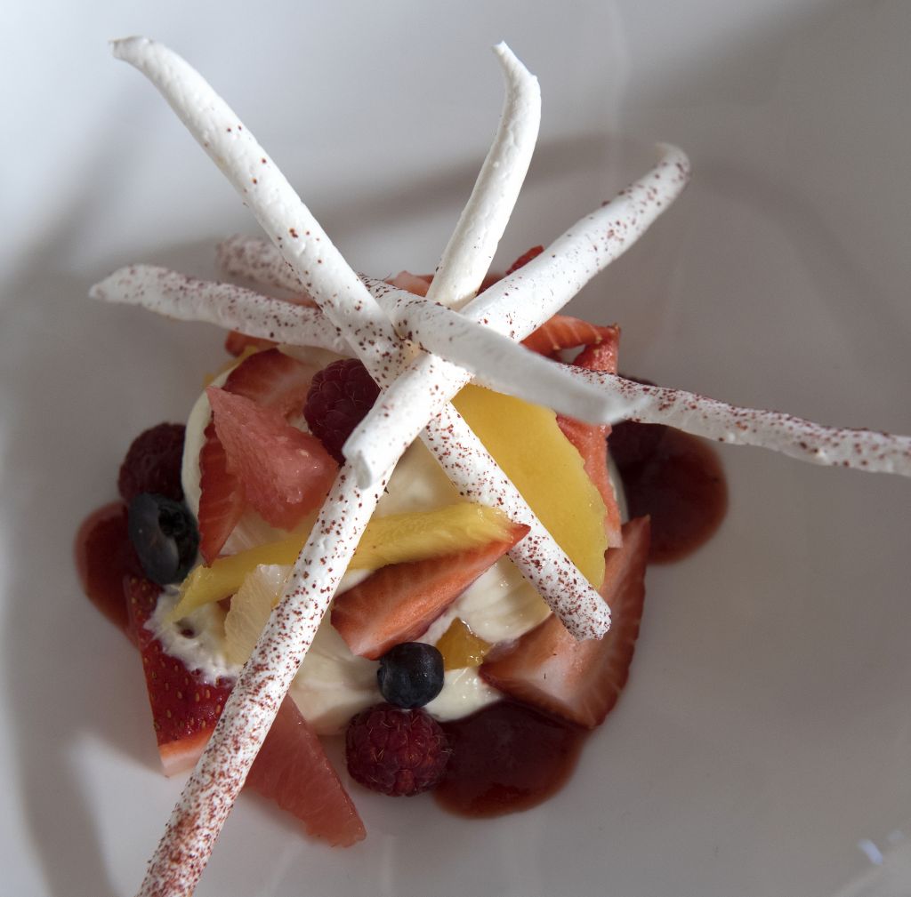 Κρέμα λευκής σοκολάτας με φρούτα και μαρέγκες