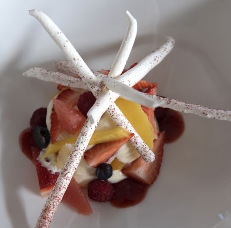 Κρέμα λευκής σοκολάτας με φρούτα και μαρέγκες