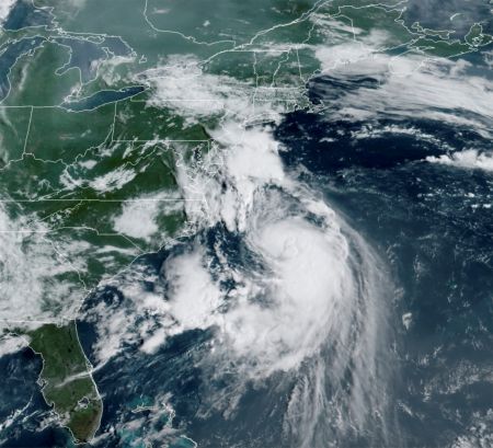 ΗΠΑ – Η τροπική καταιγίδα Χένρι κατευθύνεται στην ανατολική ακτή θέτοντας σε συναγερμό τις αρχές