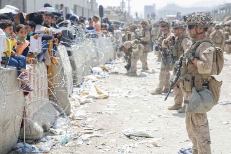 Αφγανιστάν – Συνεχίζεται η «πολιορκία» του αεροδρομίου – Ακούγονται συνεχώς πυροβολισμοί