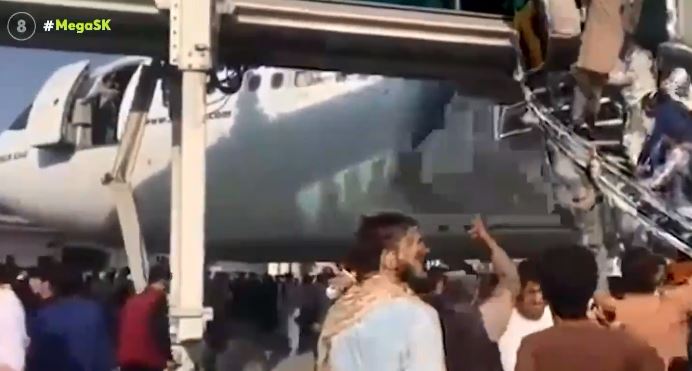 Αφγανιστάν – Ποδοπατήθηκαν γυναικόπαιδα έξω από το αεροδρόμιο