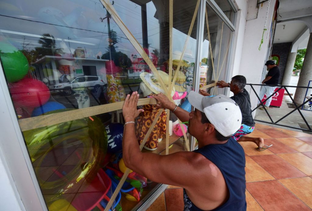 Ο ισχυρός κυκλώνας Γκρέις απειλεί το Μεξικό