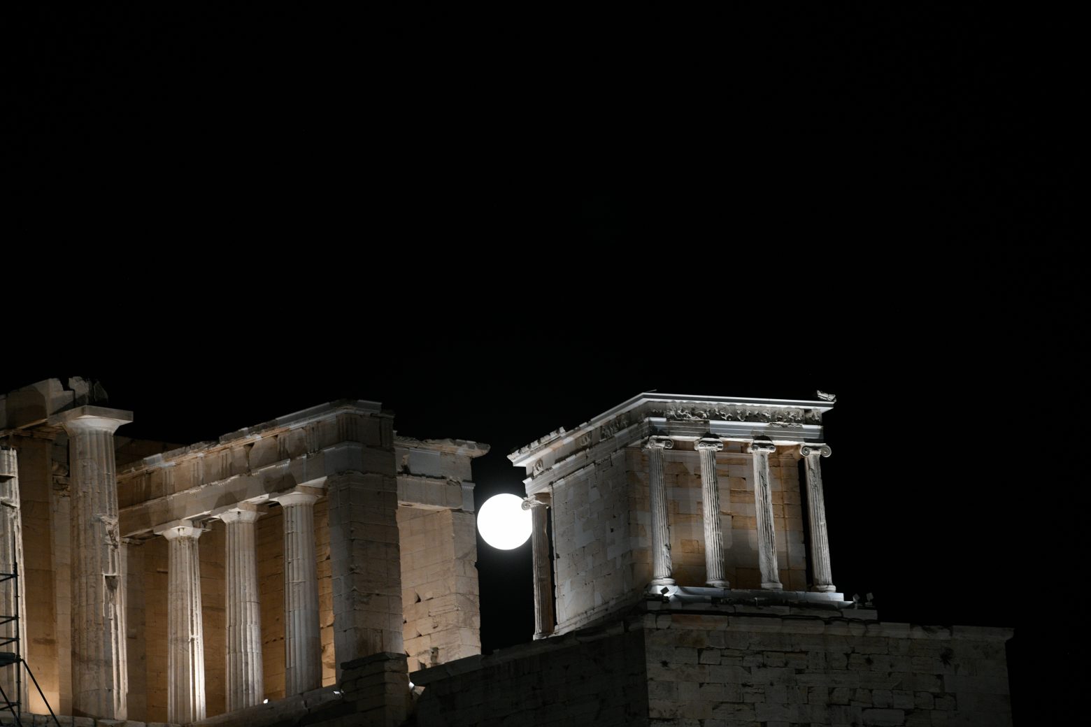 Μαγεύει η αυγουστιάτικη πανσέληνος – Δείτε εικόνες