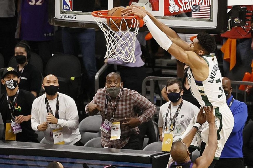 Αντετοκούνμπο – Τα 10 καλύτερα καρφώματα της σεζόν που πέρασε