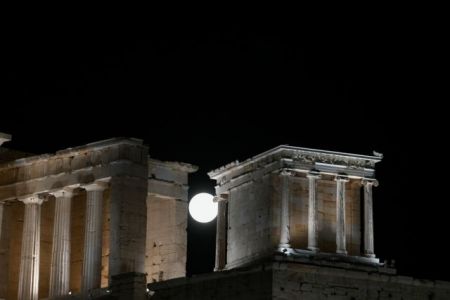 Μάγεψε η αυγουστιάτικη πανσέληνος – Εντυπωσιακά καρέ