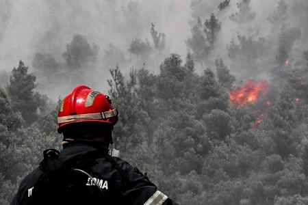 Εκκενώθηκαν δύο οικισμοί, κάηκαν σπίτια στα Βίλια – Καταγγελίες για εμπρησμό