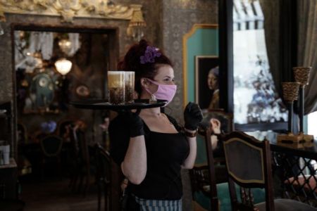 «Είναι δύσκολο να μετατραπούμε σε αστυνόμους για να ελέγχουμε τους πελάτες» λένε οι επιχειρηματίες της εστίασης