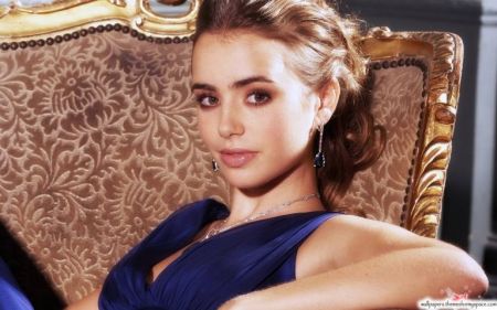 Η διάσημη Λίλι Κόλινς και το ελληνικό γαλάζιο