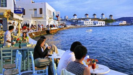 «Βούλιαξαν» τα θέρετρα από ξένους και έλληνες τουρίστες