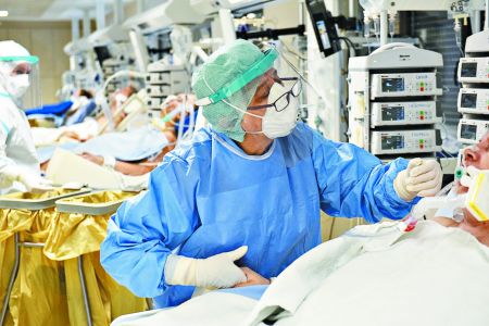 Κορωνοϊός – Οι ανεμβολίαστοι γεμίζουν τις ΜΕΘ και «γκρεμίζουν» το τείχος ανοσίας – Εφιαλτικές προβλέψεις για «μαύρο» Σεπτέμβρη