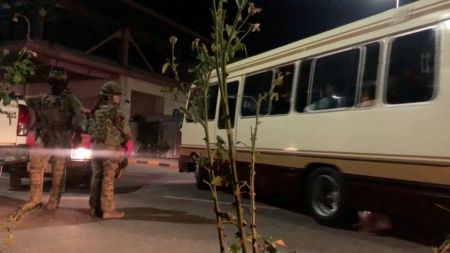 Συγκλονίζουν οι ιστορίες από την Καμπούλ – Ποντάρουν τη ζωή τους σε ένα λεωφορείο