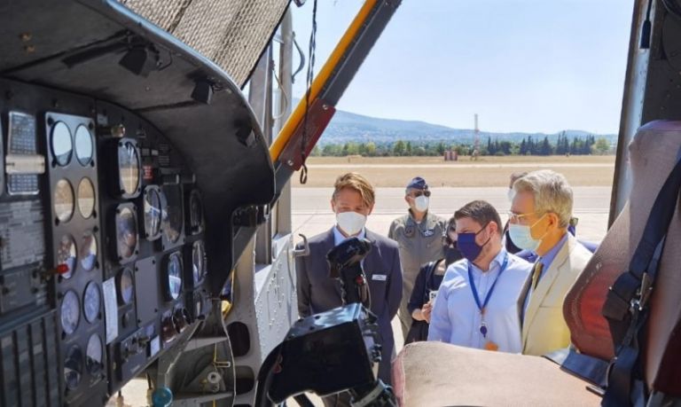 Επίσκεψη Χαρδαλιά στην Αεροπορική Βάση Δεκέλειας – Συνομίλησε με τους πιλότους των ελικοπτέρων πυρόσβεσης | tovima.gr