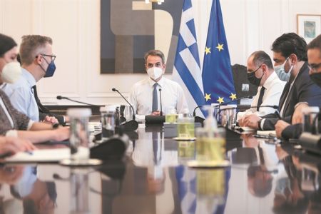 Επανεκκίνηση με το βλέμμα στην οικονομία