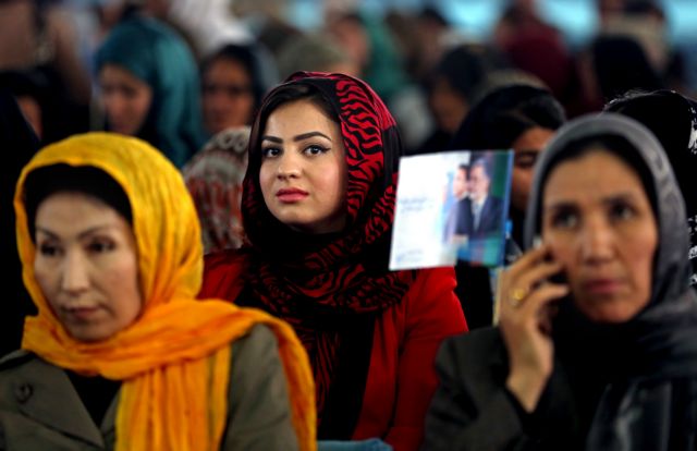 Αφγανιστάν – Οι Ταλιμπάν διατάζουν τις εργαζόμενες γυναίκες να καθίσουν σπίτι | tovima.gr