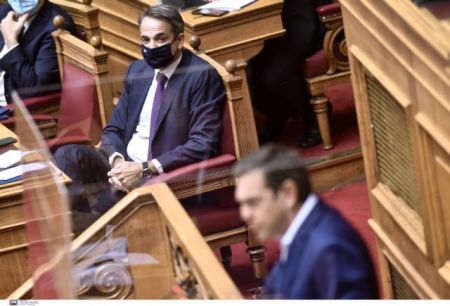 Μητσοτάκης VS Τσίπρα για τη «συγγνώμη», τις εκκενώσεις και το Μάτι