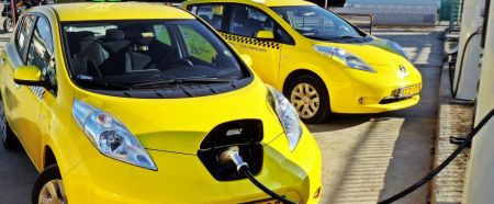 Ταμείο Ανάκαμψης – Εξτρα επιδότηση 5.500 ευρώ για «πράσινα» ταξί