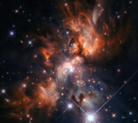 Οταν το Hubble απαθανατίζει το φως νεογέννητων αστεριών