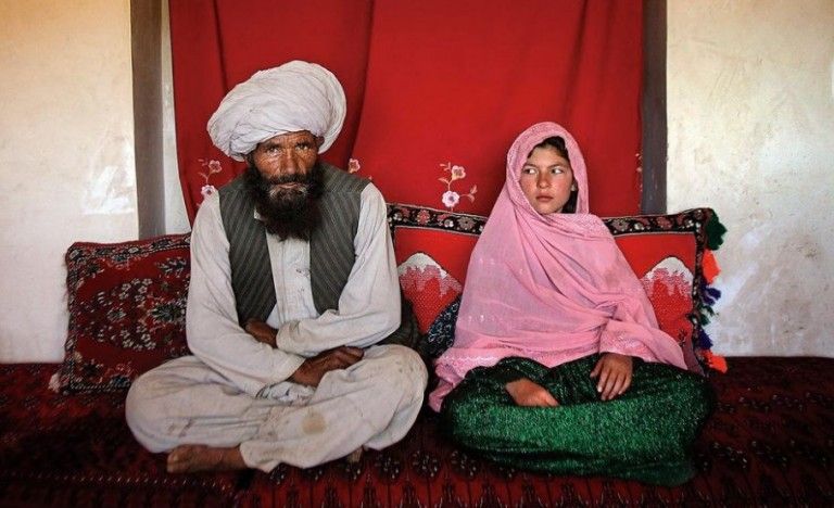 Αφγανιστάν – Γροθιά στο στομάχι η φωτογραφία 11χρονου κοριτσιού με τον 40άρη μέλλοντα σύζυγό της | tovima.gr