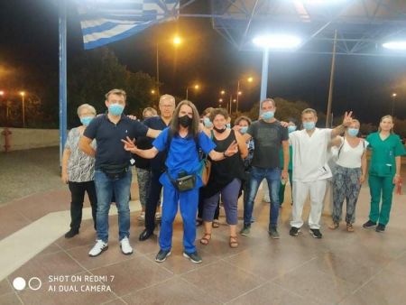 Υποχρεωτικότητα εμβολιασμού – Τραυματιοφορέας έρχεται με τα πόδια από την Λάρισα στην Αθήνα για να διαμαρτυρηθεί για τις αναστολές