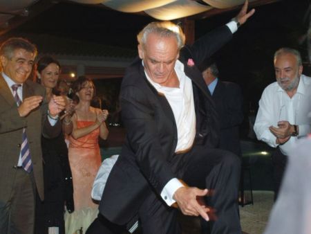 Το τελευταίο μακρύ ζεϊμπέκικο του Άκη