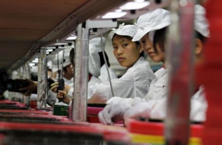 Κίνα – Ξεμένουν τα εργοστάσια από νέα εργατικά χέρια;
