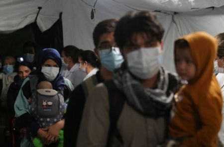 Αφγανιστάν – Εκατοντάδες εκτοπισμένες οικογένειες εκλιπαρούν για φαγητό και στέγη