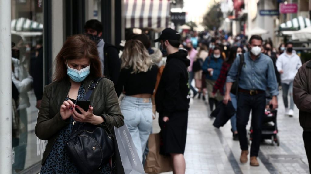 Κορωνοϊός – Πότε μεταδίδεται πιο εύκολα – Ο ρόλος των συμπτωμάτων, οι «επικίνδυνες μέρες»