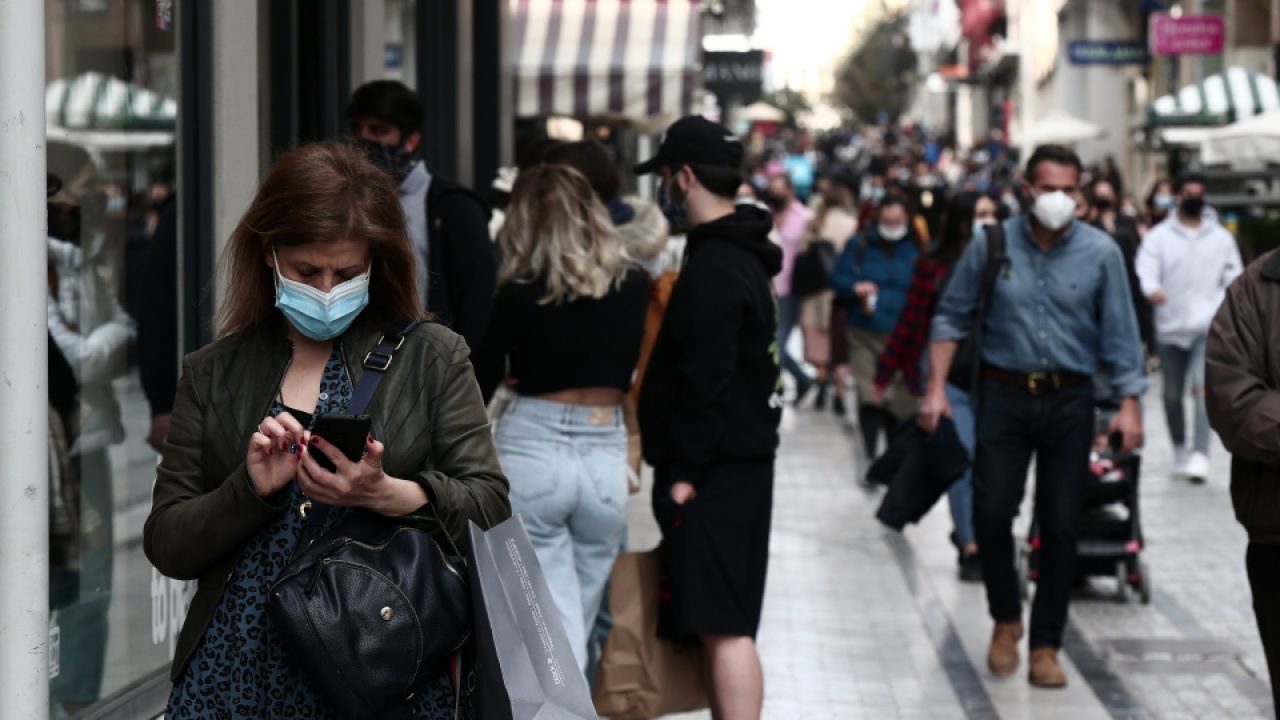 Κορωνοϊός – Πότε μεταδίδεται πιο εύκολα – Ο ρόλος των συμπτωμάτων, οι «επικίνδυνες μέρες»