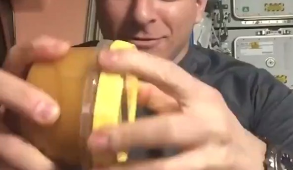 Οταν το μέλι πάει στο… διάστημα – Αγνώριστο!