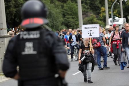 Κορωνοϊός – Διαδηλώσεις κατά των μέτρων στη Γερμανία- Προσαγωγές και συλλήψεις