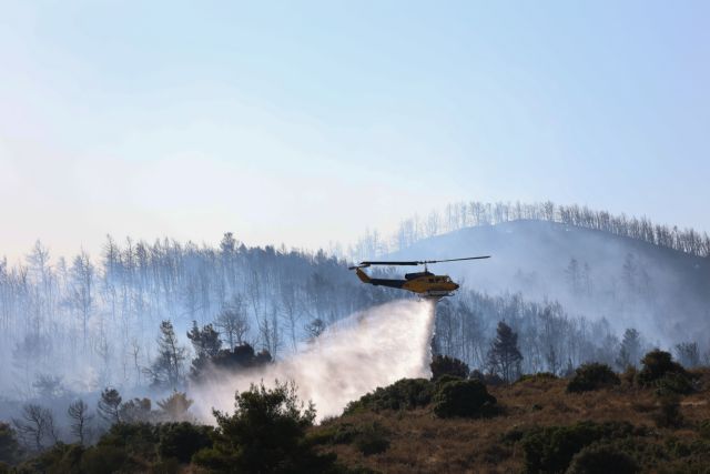 Υπό έλεγχο η μεγάλη φωτιά στην Άμφισσα – Ανησυχούν οι ισχυροί άνεμοι | tovima.gr