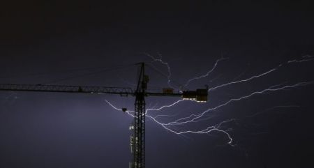 Βραζιλία – Έφηβη έπαθε ηλεκτροπληξία ενώ μιλούσε στο κινητό στη διάρκεια καταιγίδας
