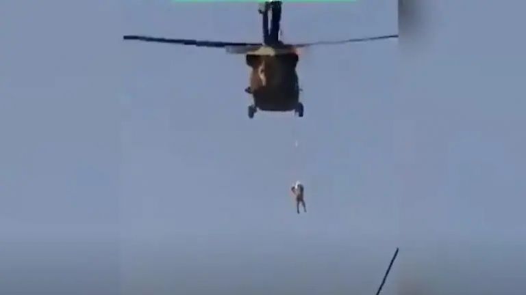 Βίντεο – σοκ στο Αφγανιστάν – Άνδρας κρέμεται από Black Hawk που πετούν Ταλιμπάν | tovima.gr