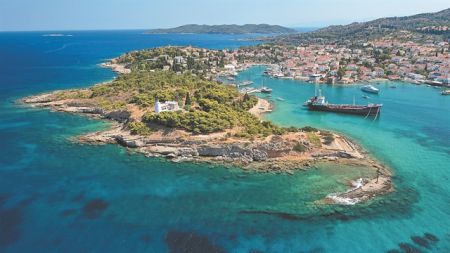 Ψίθυροι πίσω από χρυσά τείχη