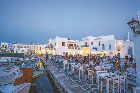 «Βούλιαξαν» τα θέρετρα από ξένους και έλληνες τουρίστες