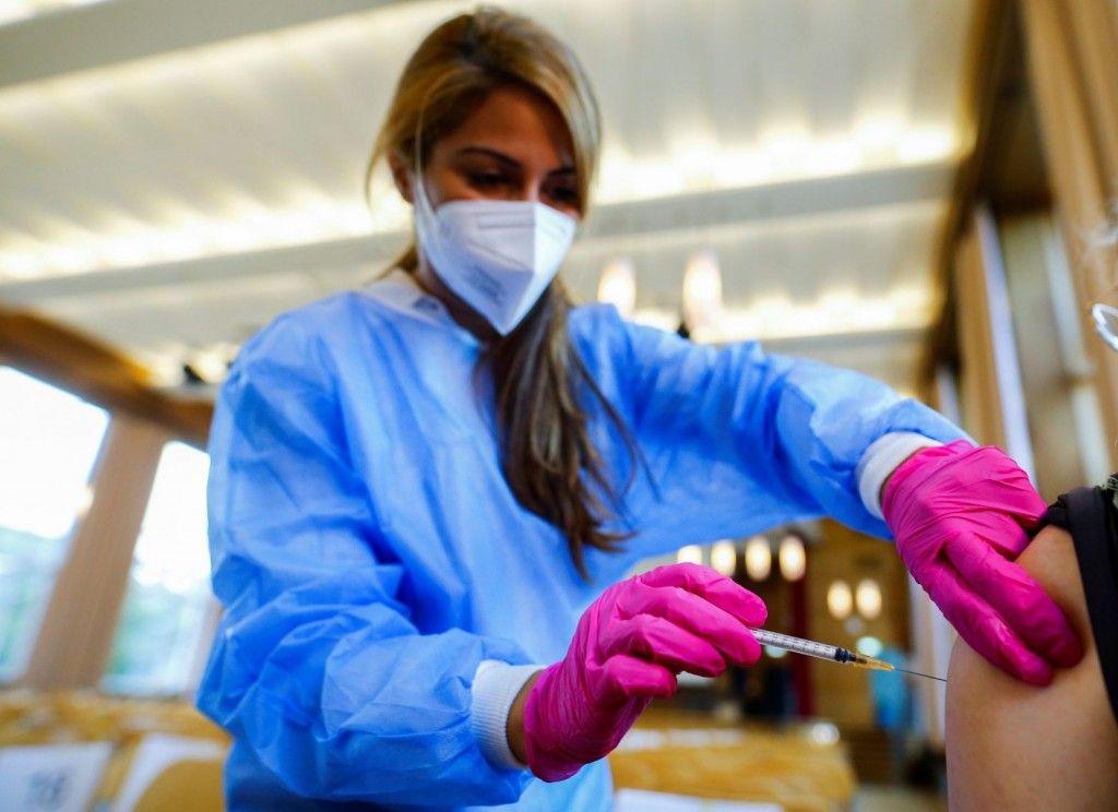 ECDC – «Όχι» σε τρίτη δόση εμβολίου στο γενικό πληθυσμό