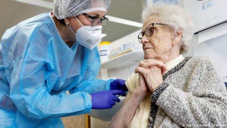 Εμβόλια – Τρίτη δόση για όλους;