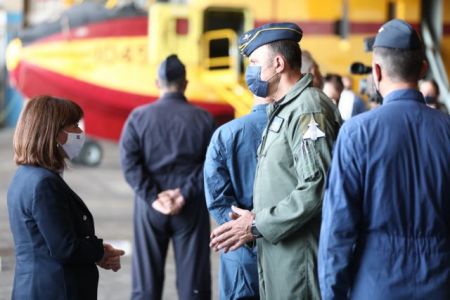 Η Πρόεδρος τιμά τους νεκρούς πιλότους των Canadair