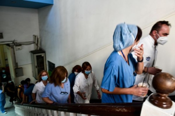 Εμβόλιο – Επιδόθηκαν τα πρώτα φύλλα αναστολής καθηκόντων σε υγειονομικούς – Νέες κινητοποιήσεις | tovima.gr