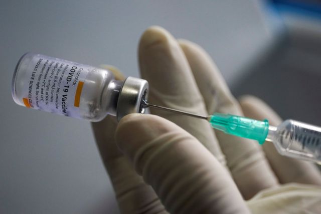 Νέα μελέτη – Ο πλήρης εμβολιασμός μειώνει στο μισό τον κίνδυνο για μακρόχρονη Covid-19 | tovima.gr