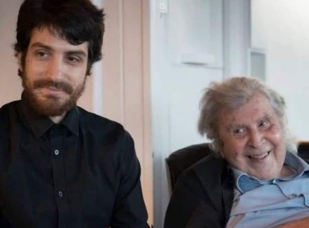 Με μια σπάνια φωτογραφία αποχαιρέτησε τον Μίκη ο εγγονός του Άγγελος