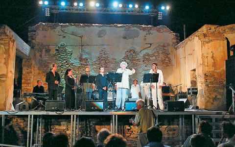 Οταν ο Μίκης έγινε Τιτάνας στη Μακρόνησο – Μια συγκλονιστική στιγμή