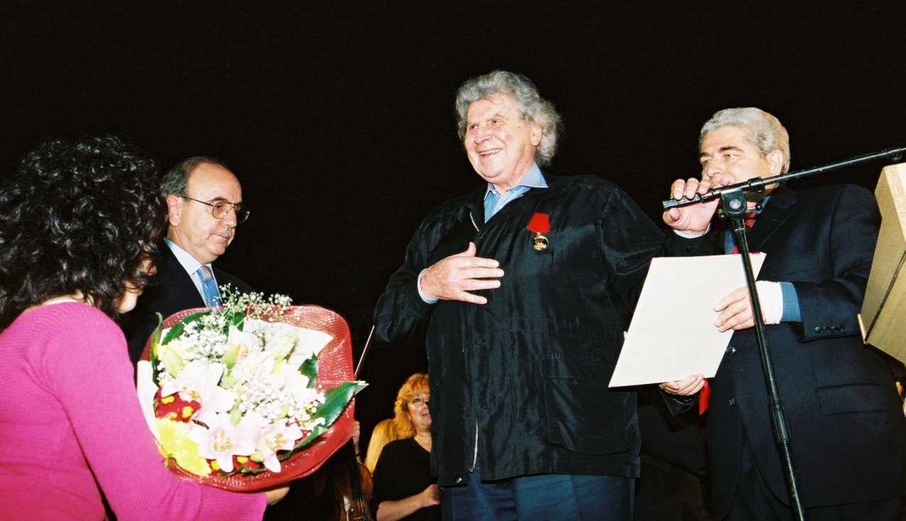 Μίκης Θεοδωράκης – Η ξεχωριστή σχέση του με την Κύπρο – Την επέλεξε για την πρώτη εκτέλεση του «Άξιον Εστί»