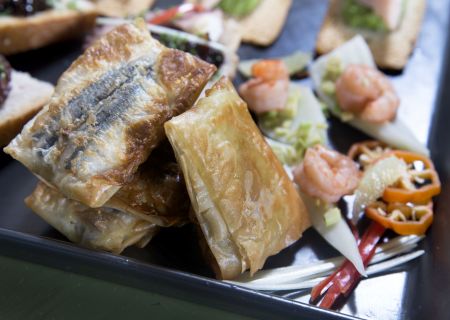 «Φακελάκι» με γαύρο και δεντρολίβανο