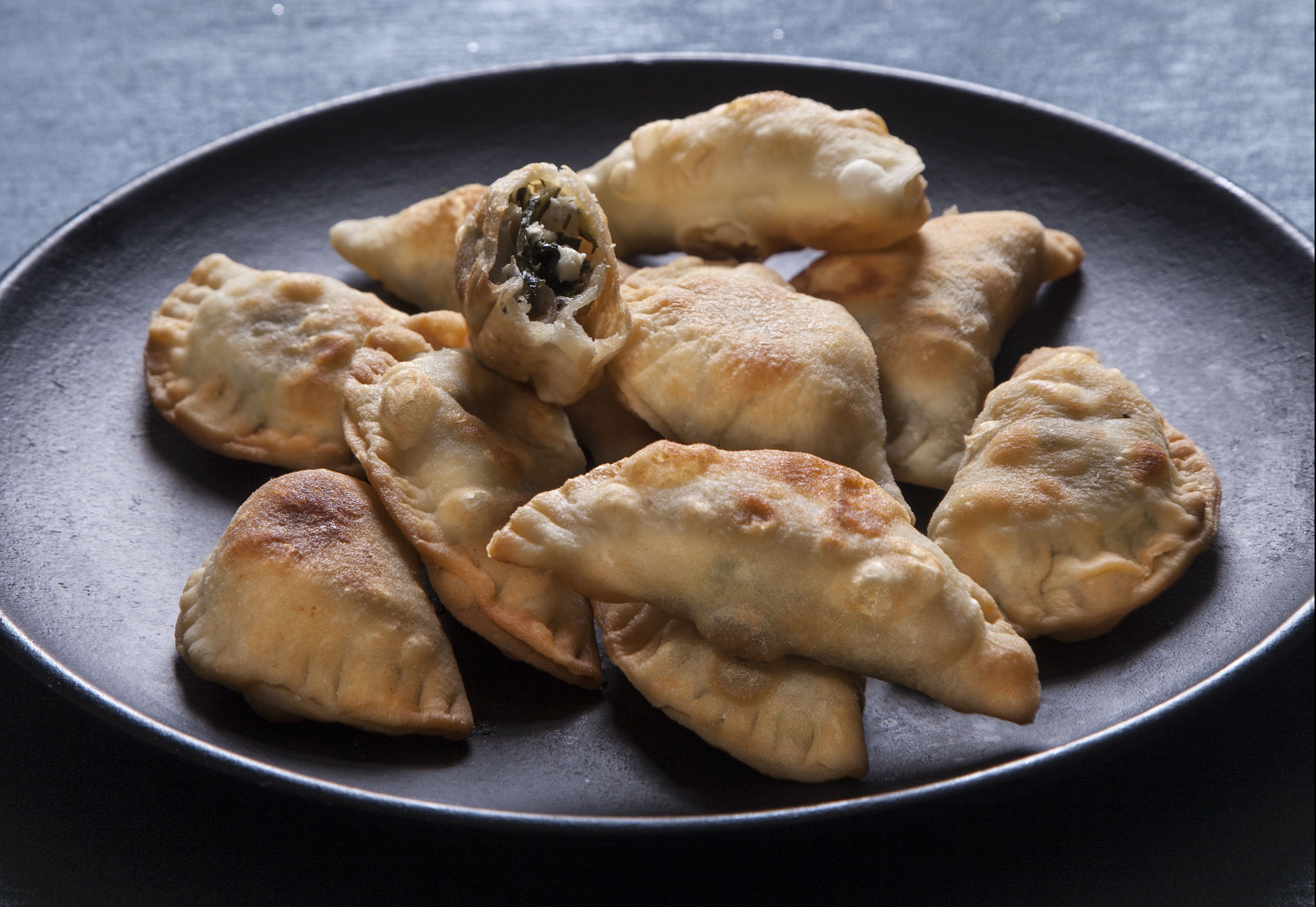 Χορτοτυροπιτάκια στο τηγάνι