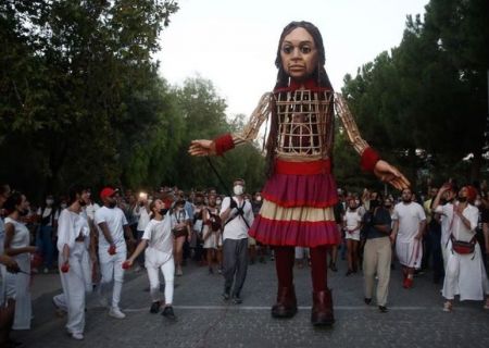 Η μικρή Αμάλ στην Αθήνα με το «Άσμα Ασμάτων» του Μίκη Θεοδωράκη