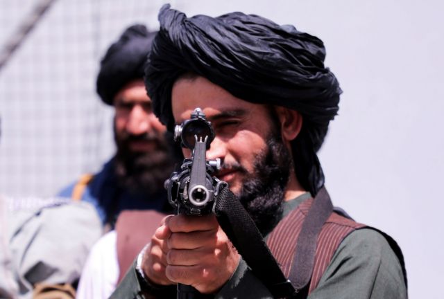 Οι Ταλιμπάν «διαφημίζουν» τα γιλέκα αυτοκτονίας και τις ικανότητές τους στις πολεμικές τέχνες | tovima.gr